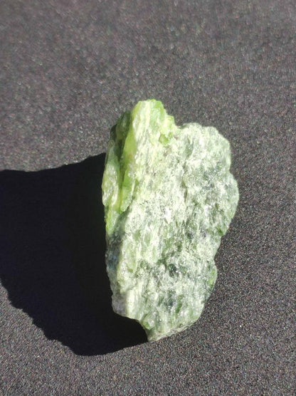 Diopsid mit Quarz - Roh Stufe Russland Dekostück Sammler Mineral Edelstein Rarität Selten grün Heilstein - Art of Nature Berlin