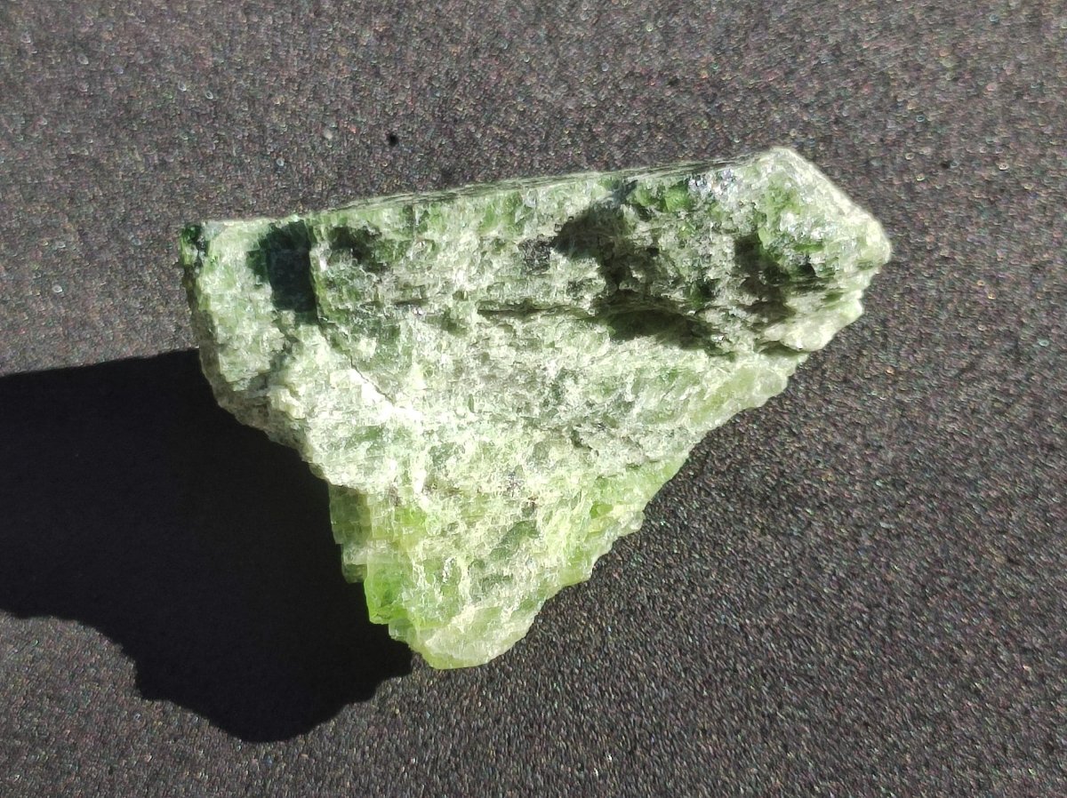 Diopsid mit Quarz - Roh Stufe Russland Dekostück Sammler Mineral Edelstein Rarität Selten grün Heilstein - Art of Nature Berlin