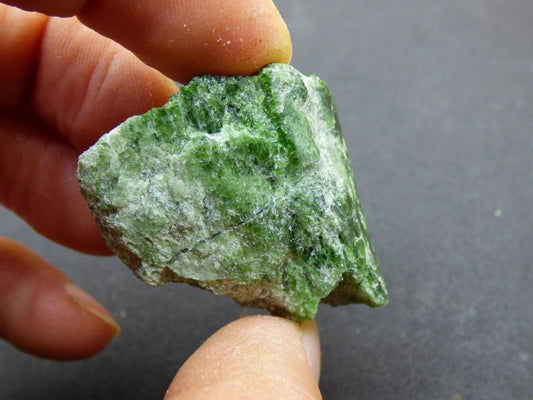 Diopsid mit Quarz - Roh Stufe Russland Dekostück Sammler Mineral Edelstein Rarität Selten grün Heilstein - Art of Nature Berlin