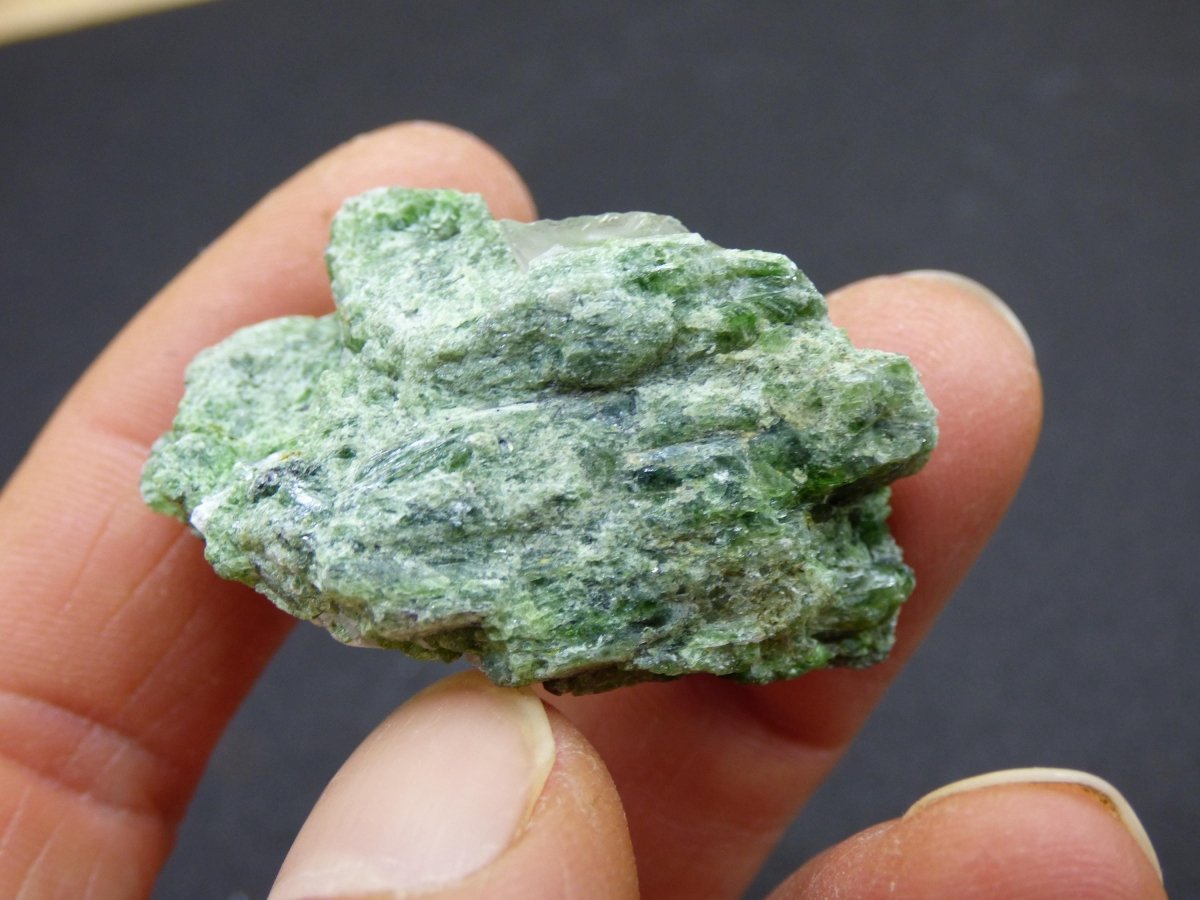 Diopsid mit Quarz - Roh Stufe Russland Dekostück Sammler Mineral Edelstein Rarität Selten grün Heilstein - Art of Nature Berlin