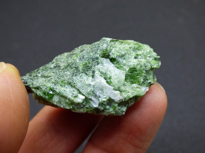 Diopsid mit Quarz - Roh Stufe Russland Dekostück Sammler Mineral Edelstein Rarität Selten grün Heilstein - Art of Nature Berlin