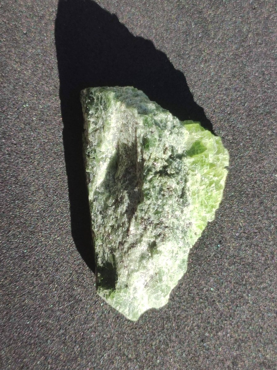 Diopsid mit Quarz - Roh Stufe Russland Dekostück Sammler Mineral Edelstein Rarität Selten grün Heilstein - Art of Nature Berlin