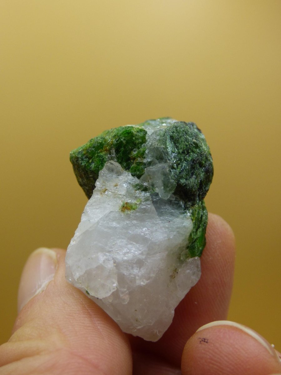 Diopsid mit Quarz - Roh Stufe Russland Dekostück Sammler Mineral Edelstein Rarität Selten grün Heilstein - Art of Nature Berlin