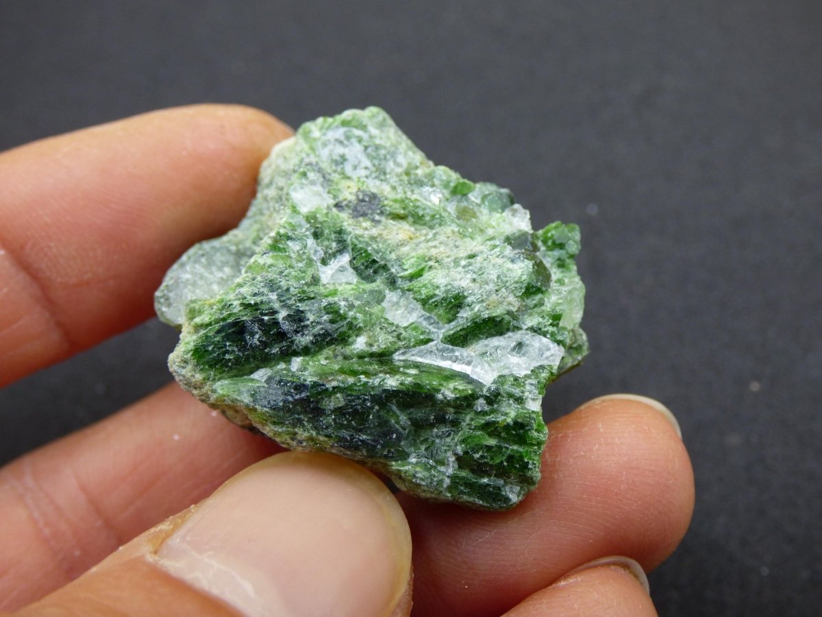 Diopsid mit Quarz - Roh Stufe Russland Dekostück Sammler Mineral Edelstein Rarität Selten grün Heilstein - Art of Nature Berlin