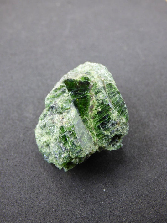 Diopsid mit Quarz - Roh Stufe Russland Dekostück Sammler Mineral Edelstein Rarität Selten grün Heilstein - Art of Nature Berlin