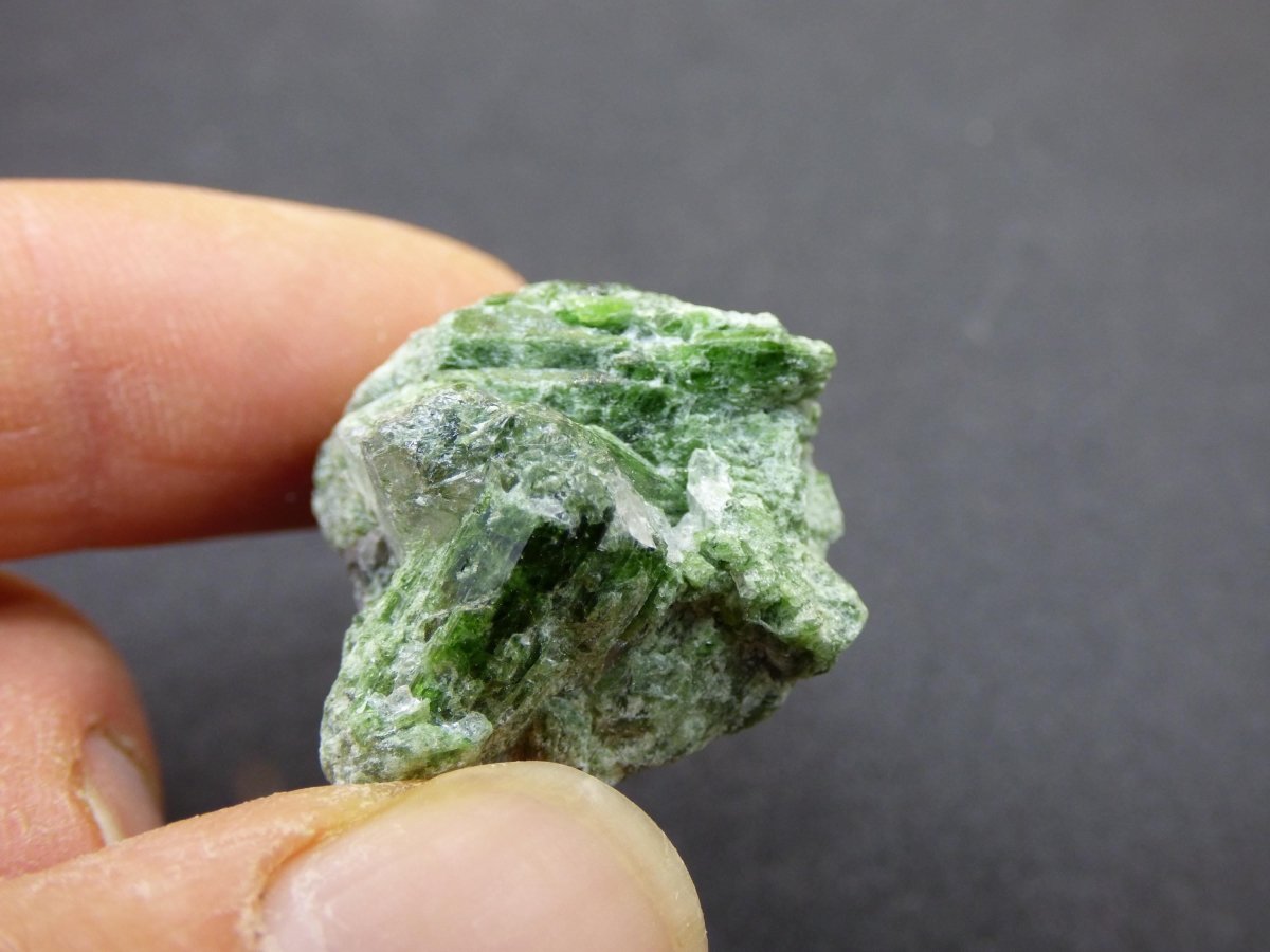 Diopsid mit Quarz - Roh Stufe Russland Dekostück Sammler Mineral Edelstein Rarität Selten grün Heilstein - Art of Nature Berlin