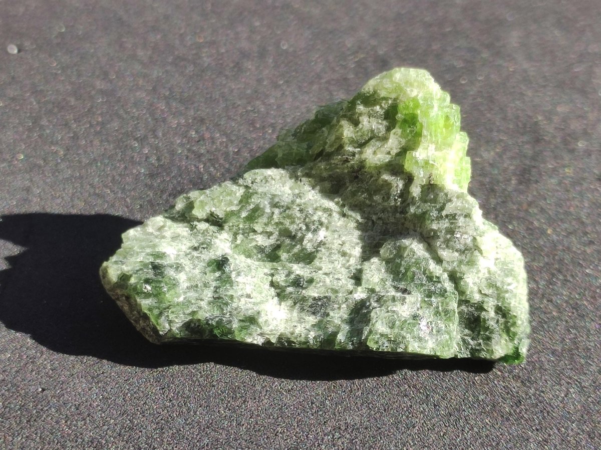 Diopsid mit Quarz - Roh Stufe Russland Dekostück Sammler Mineral Edelstein Rarität Selten grün Heilstein - Art of Nature Berlin
