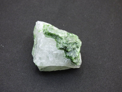 Diopsid mit Quarz - Roh Stufe Russland Dekostück Sammler Mineral Edelstein Rarität Selten grün Heilstein - Art of Nature Berlin