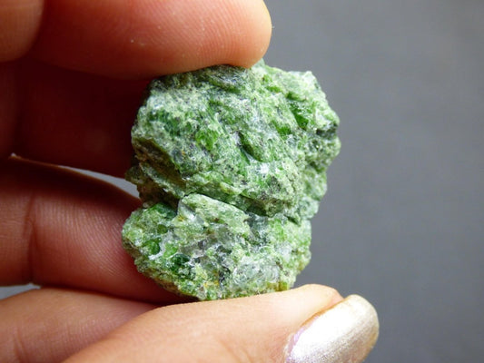 Diopsid mit Quarz - Roh Stufe Russland Dekostück Sammler Mineral Edelstein Rarität Selten grün Heilstein - Art of Nature Berlin