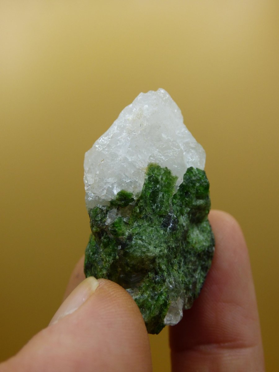 Diopsid mit Quarz - Roh Stufe Russland Dekostück Sammler Mineral Edelstein Rarität Selten grün Heilstein - Art of Nature Berlin