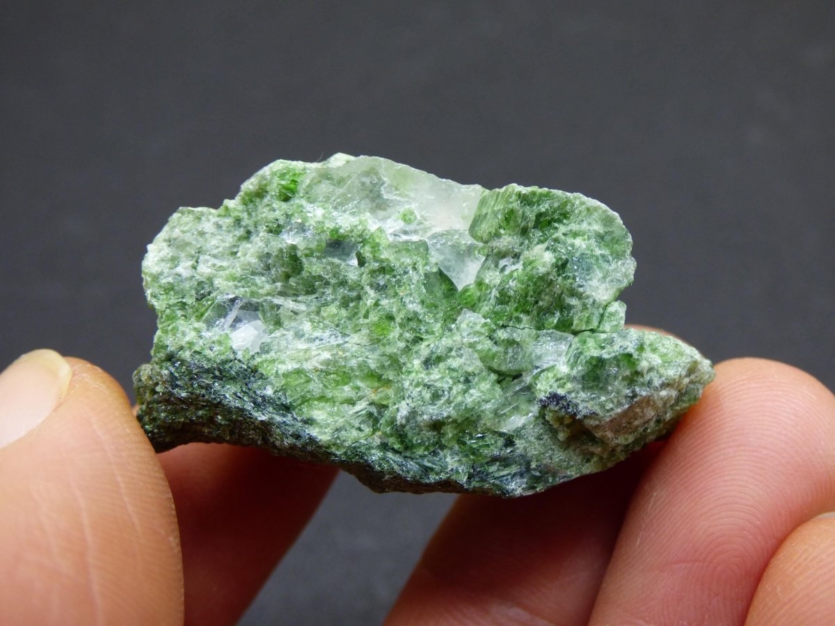 Diopsid mit Quarz - Roh Stufe Russland Dekostück Sammler Mineral Edelstein Rarität Selten grün Heilstein - Art of Nature Berlin