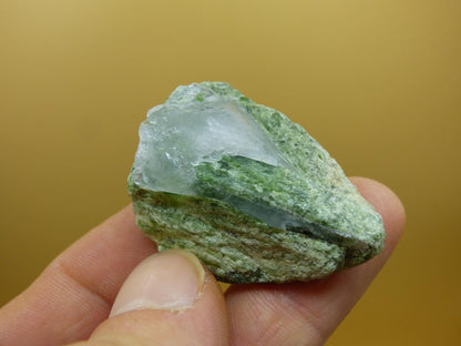 Diopsid mit Quarz - Roh Stufe Russland Dekostück Sammler Mineral Edelstein Rarität Selten grün Heilstein - Art of Nature Berlin