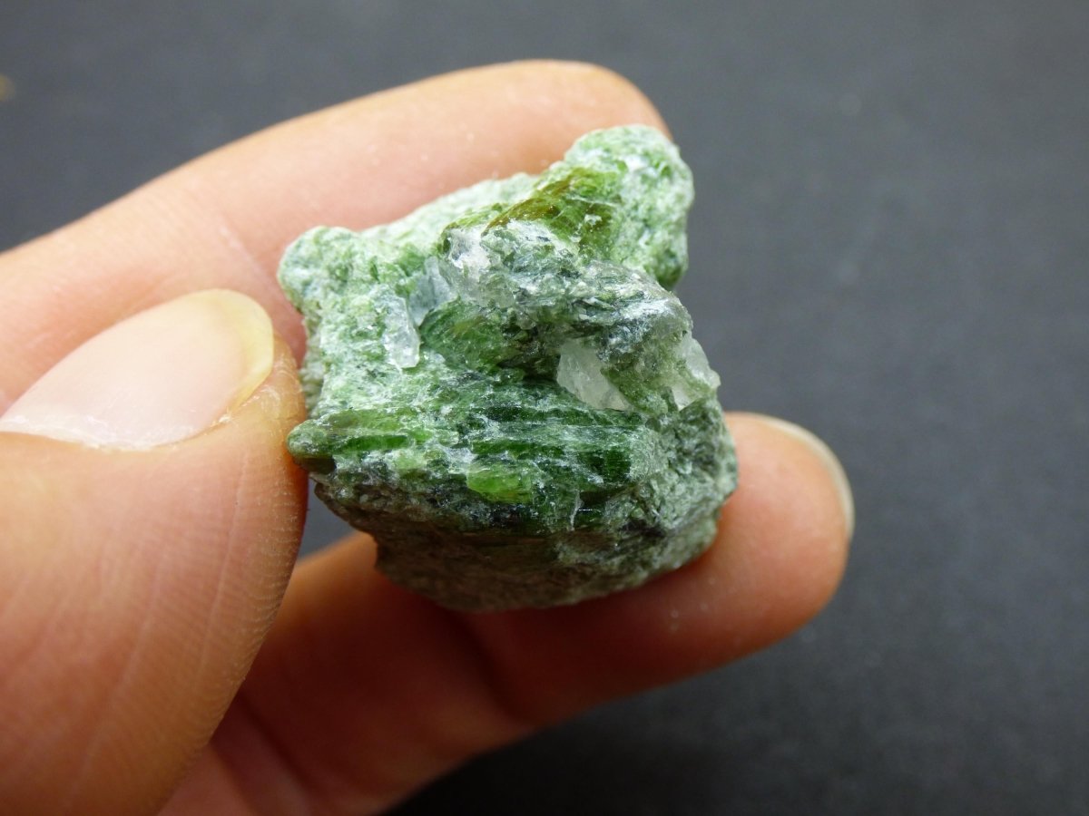 Diopsid mit Quarz - Roh Stufe Russland Dekostück Sammler Mineral Edelstein Rarität Selten grün Heilstein - Art of Nature Berlin