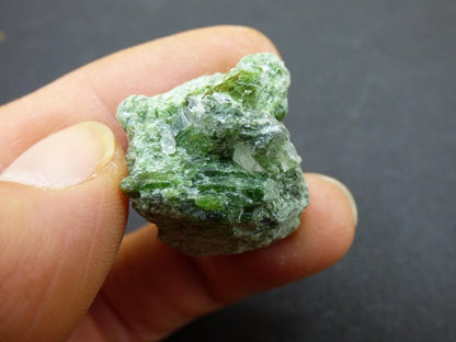 Diopsid mit Quarz - Roh Stufe Russland Dekostück Sammler Mineral Edelstein Rarität Selten grün Heilstein - Art of Nature Berlin