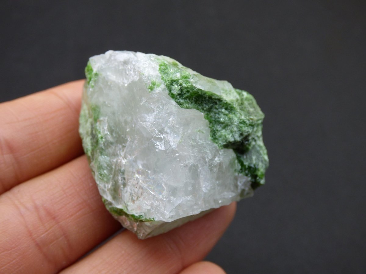 Diopsid mit Quarz - Roh Stufe Russland Dekostück Sammler Mineral Edelstein Rarität Selten grün Heilstein - Art of Nature Berlin