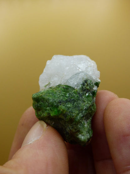 Diopsid mit Quarz - Roh Stufe Russland Dekostück Sammler Mineral Edelstein Rarität Selten grün Heilstein - Art of Nature Berlin