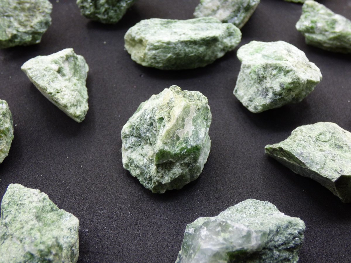 Diopsid roh Edelstein Kristall Stufe grün Auf+Entladen Wasserstein für Trinkwasser Edelsteinwasser Chakra Heilstein Natur Energiewasser - Art of Nature Berlin