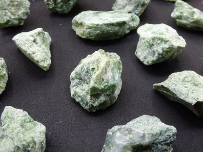 Diopsid roh Edelstein Kristall Stufe grün Auf+Entladen Wasserstein für Trinkwasser Edelsteinwasser Chakra Heilstein Natur Energiewasser - Art of Nature Berlin