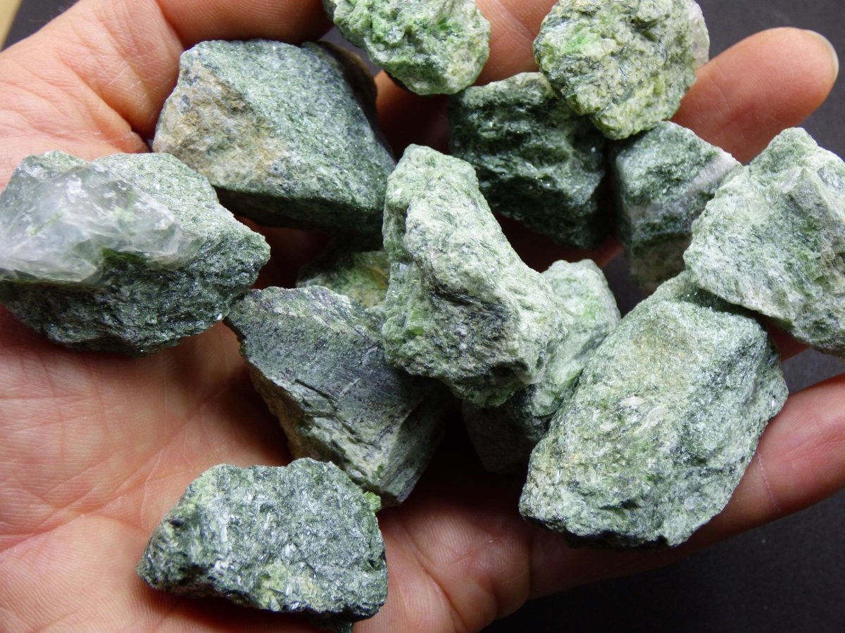 Diopsid roh Edelstein Kristall Stufe grün Auf+Entladen Wasserstein für Trinkwasser Edelsteinwasser Chakra Heilstein Natur Energiewasser - Art of Nature Berlin