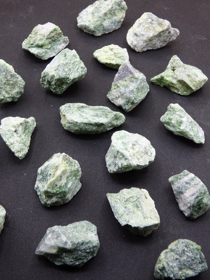 Diopsid roh Edelstein Kristall Stufe grün Auf+Entladen Wasserstein für Trinkwasser Edelsteinwasser Chakra Heilstein Natur Energiewasser - Art of Nature Berlin