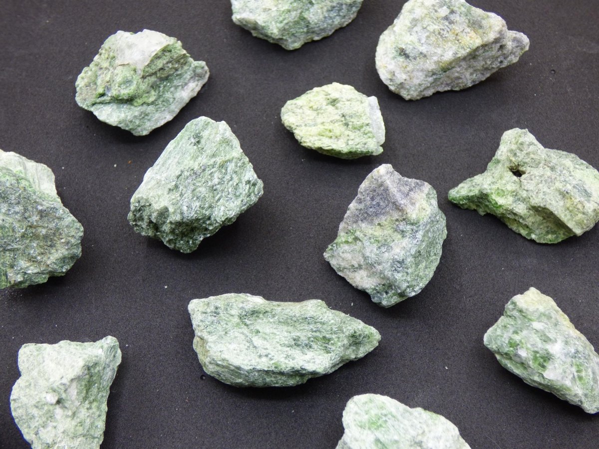 Diopsid roh Edelstein Kristall Stufe grün Auf+Entladen Wasserstein für Trinkwasser Edelsteinwasser Chakra Heilstein Natur Energiewasser - Art of Nature Berlin