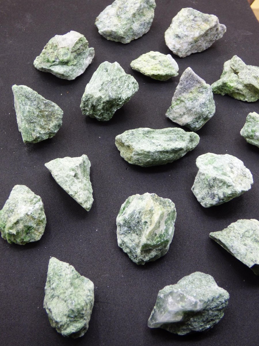 Diopsid roh Edelstein Kristall Stufe grün Auf+Entladen Wasserstein für Trinkwasser Edelsteinwasser Chakra Heilstein Natur Energiewasser - Art of Nature Berlin