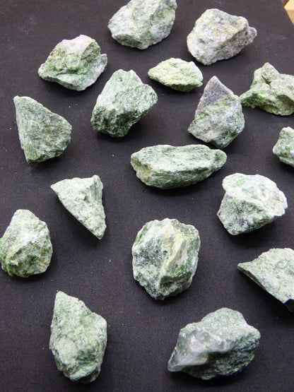 Diopsid roh Edelstein Kristall Stufe grün Auf+Entladen Wasserstein für Trinkwasser Edelsteinwasser Chakra Heilstein Natur Energiewasser - Art of Nature Berlin