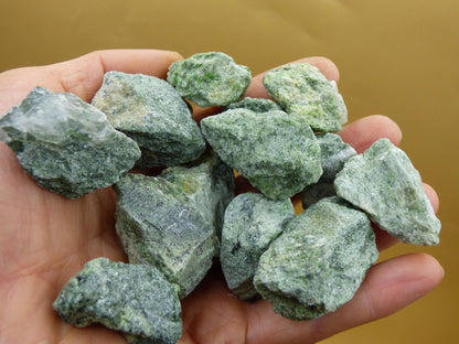 Diopsid roh Edelstein Kristall Stufe grün Auf+Entladen Wasserstein für Trinkwasser Edelsteinwasser Chakra Heilstein Natur Energiewasser - Art of Nature Berlin