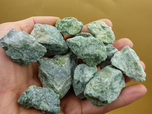 Diopsid roh Edelstein Kristall Stufe grün Auf+Entladen Wasserstein für Trinkwasser Edelsteinwasser Chakra Heilstein Natur Energiewasser - Art of Nature Berlin