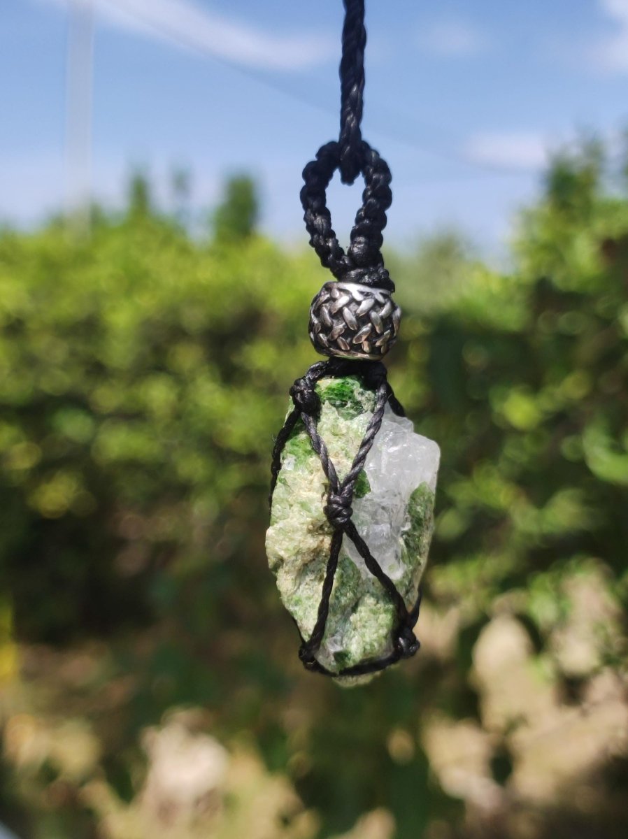 Diopsid roh Kristall ~ Makramee Edelstein Kette ~HIPPIE ~GOA ~Boho ~Ethno ~Nature ~Heilstein ~Auge ~Mineral Anhänger - Art of Nature Berlin