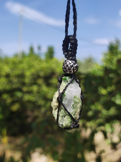 Diopsid roh Kristall ~ Makramee Edelstein Kette ~HIPPIE ~GOA ~Boho ~Ethno ~Nature ~Heilstein ~Auge ~Mineral Anhänger - Art of Nature Berlin