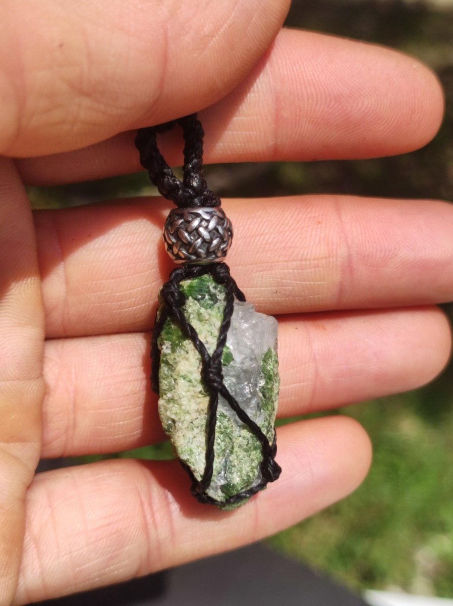 Diopsid roh Kristall ~ Makramee Edelstein Kette ~HIPPIE ~GOA ~Boho ~Ethno ~Nature ~Heilstein ~Auge ~Mineral Anhänger - Art of Nature Berlin