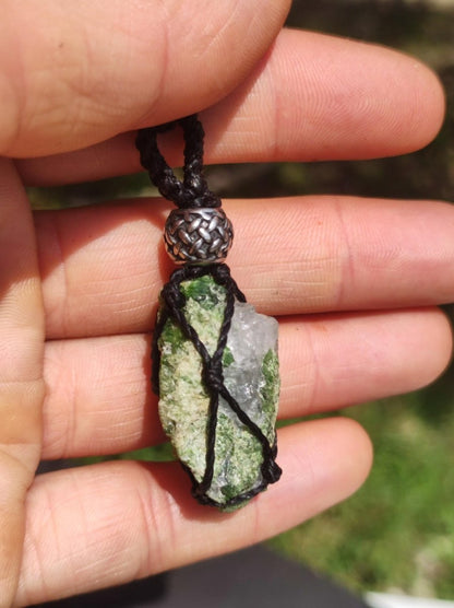 Diopsid roh Kristall ~ Makramee Edelstein Kette ~HIPPIE ~GOA ~Boho ~Ethno ~Nature ~Heilstein ~Auge ~Mineral Anhänger - Art of Nature Berlin