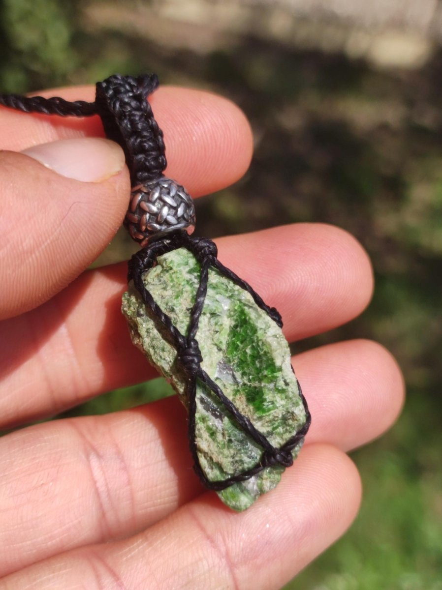 Diopsid roh Kristall ~ Makramee Edelstein Kette ~HIPPIE ~GOA ~Boho ~Ethno ~Nature ~Heilstein ~Auge ~Mineral Anhänger - Art of Nature Berlin