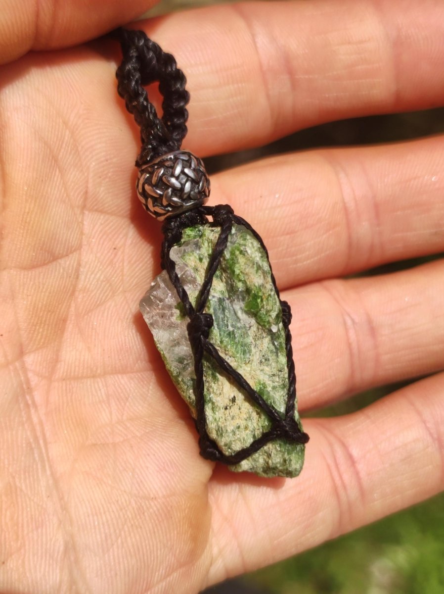 Diopsid roh Kristall ~ Makramee Edelstein Kette ~HIPPIE ~GOA ~Boho ~Ethno ~Nature ~Heilstein ~Auge ~Mineral Anhänger - Art of Nature Berlin