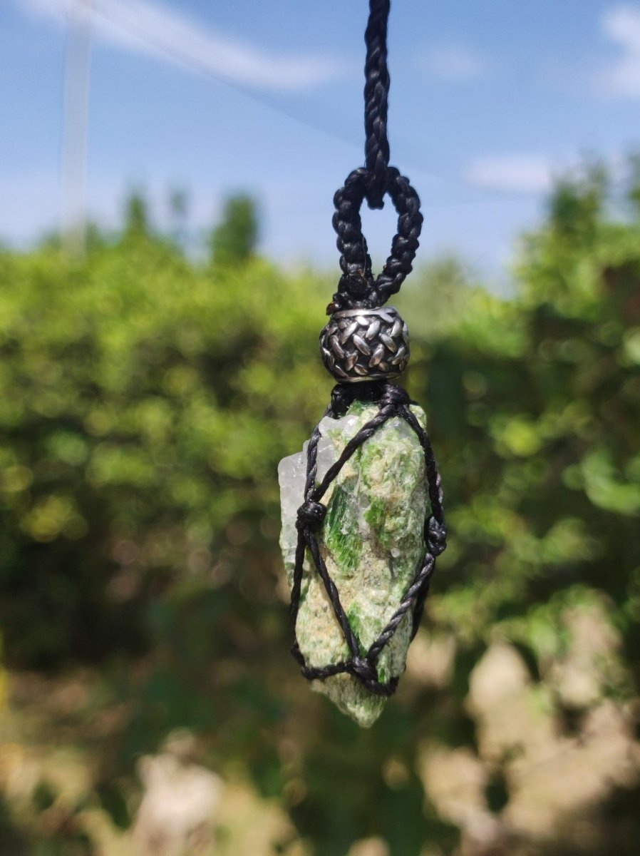 Diopsid roh Kristall ~ Makramee Edelstein Kette ~HIPPIE ~GOA ~Boho ~Ethno ~Nature ~Heilstein ~Auge ~Mineral Anhänger - Art of Nature Berlin