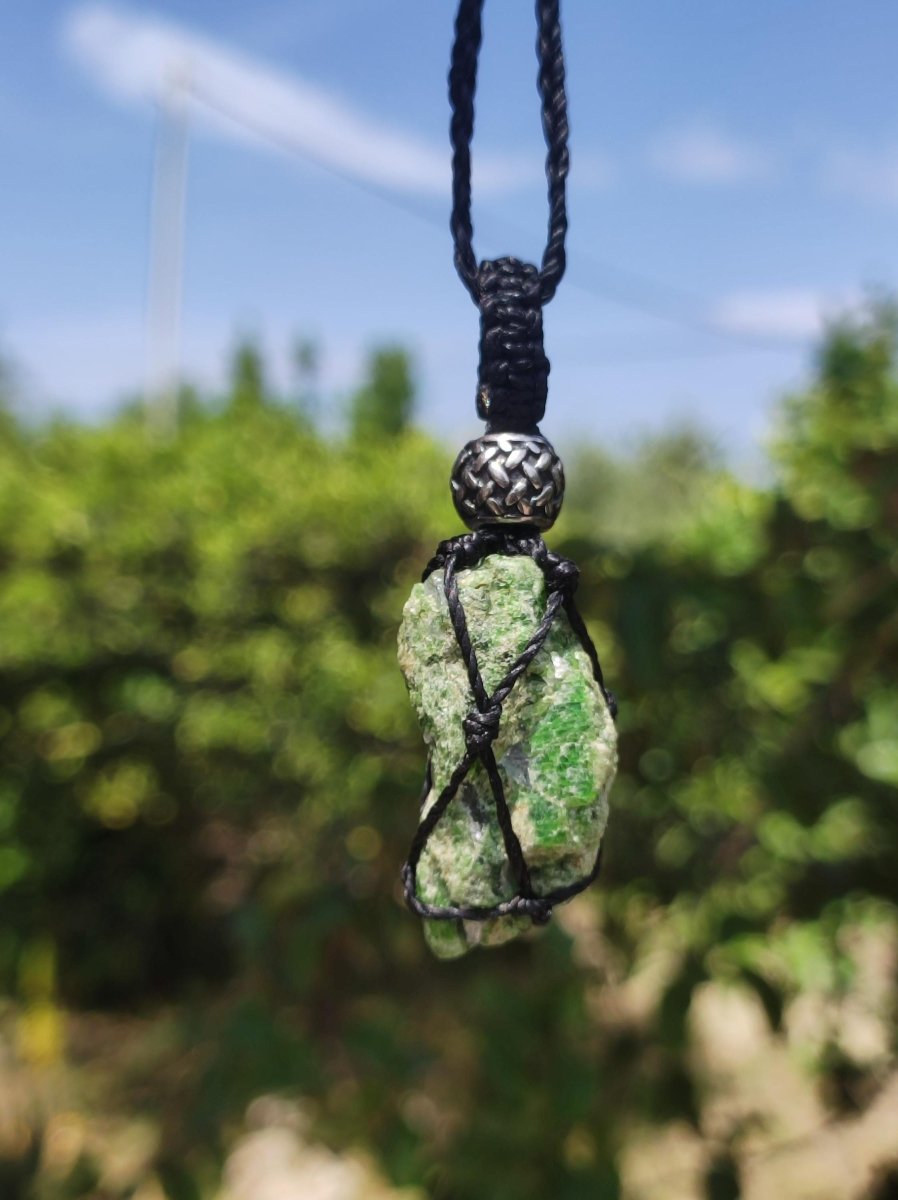 Diopsid roh Kristall ~ Makramee Edelstein Kette ~HIPPIE ~GOA ~Boho ~Ethno ~Nature ~Heilstein ~Auge ~Mineral Anhänger - Art of Nature Berlin