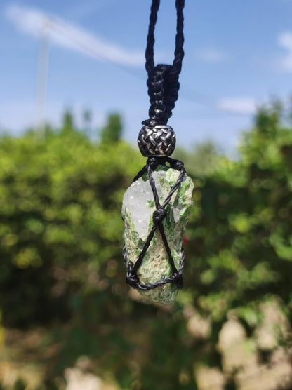 Diopsid roh Kristall ~ Makramee Edelstein Kette ~HIPPIE ~GOA ~Boho ~Ethno ~Nature ~Heilstein ~Auge ~Mineral Anhänger - Art of Nature Berlin