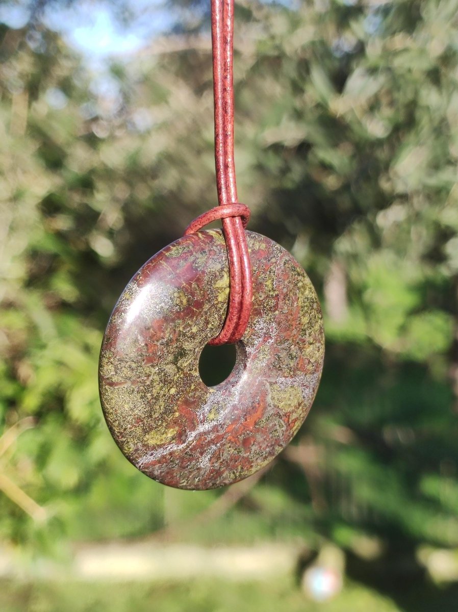 Drachenblut / Drachenjaspis / Epidot Quarz ~ Edelstein Kette ~HIPPIE ~GOA ~Boho ~Tibet ~Ethno ~Nature ~Donut ~Schutzsymbol ~Heilstein - Art of Nature Berlin