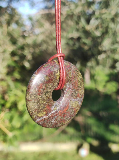 Drachenblut / Drachenjaspis / Epidot Quarz ~ Edelstein Kette ~HIPPIE ~GOA ~Boho ~Tibet ~Ethno ~Nature ~Donut ~Schutzsymbol ~Heilstein - Art of Nature Berlin