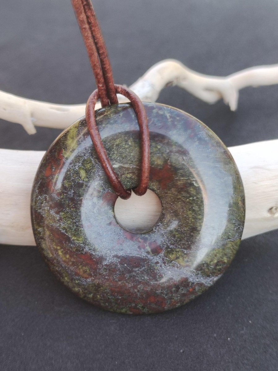 Drachenblut / Drachenjaspis / Epidot Quarz ~ Edelstein Kette ~HIPPIE ~GOA ~Boho ~Tibet ~Ethno ~Nature ~Donut ~Schutzsymbol ~Heilstein - Art of Nature Berlin