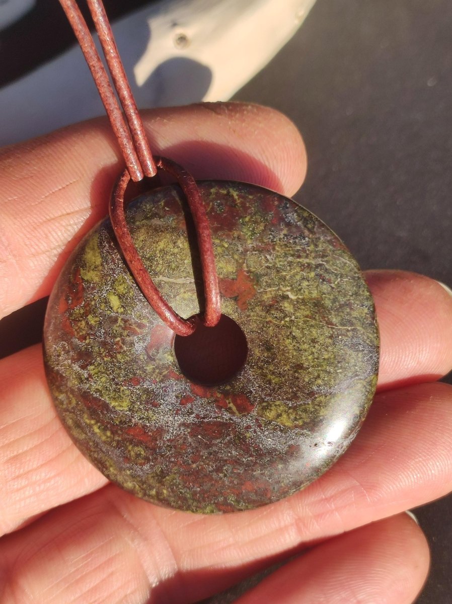 Drachenblut / Drachenjaspis / Epidot Quarz ~ Edelstein Kette ~HIPPIE ~GOA ~Boho ~Tibet ~Ethno ~Nature ~Donut ~Schutzsymbol ~Heilstein - Art of Nature Berlin
