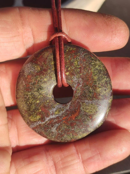 Drachenblut / Drachenjaspis / Epidot Quarz ~ Edelstein Kette ~HIPPIE ~GOA ~Boho ~Tibet ~Ethno ~Nature ~Donut ~Schutzsymbol ~Heilstein - Art of Nature Berlin