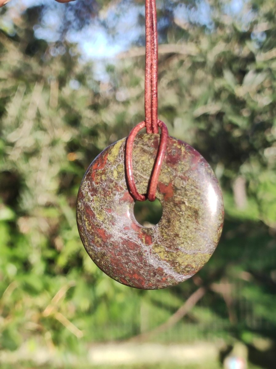 Drachenblut / Drachenjaspis / Epidot Quarz ~ Edelstein Kette ~HIPPIE ~GOA ~Boho ~Tibet ~Ethno ~Nature ~Donut ~Schutzsymbol ~Heilstein - Art of Nature Berlin