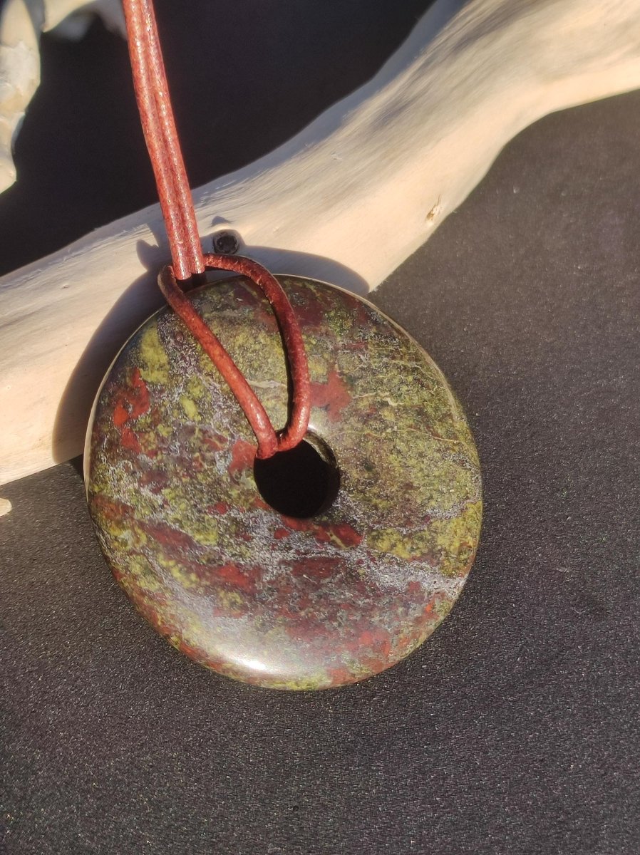 Drachenblut / Drachenjaspis / Epidot Quarz ~ Edelstein Kette ~HIPPIE ~GOA ~Boho ~Tibet ~Ethno ~Nature ~Donut ~Schutzsymbol ~Heilstein - Art of Nature Berlin