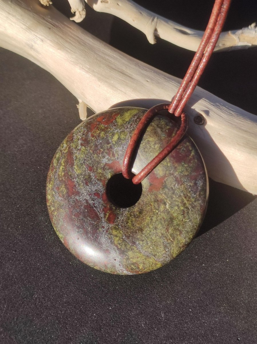Drachenblut / Drachenjaspis / Epidot Quarz ~ Edelstein Kette ~HIPPIE ~GOA ~Boho ~Tibet ~Ethno ~Nature ~Donut ~Schutzsymbol ~Heilstein - Art of Nature Berlin