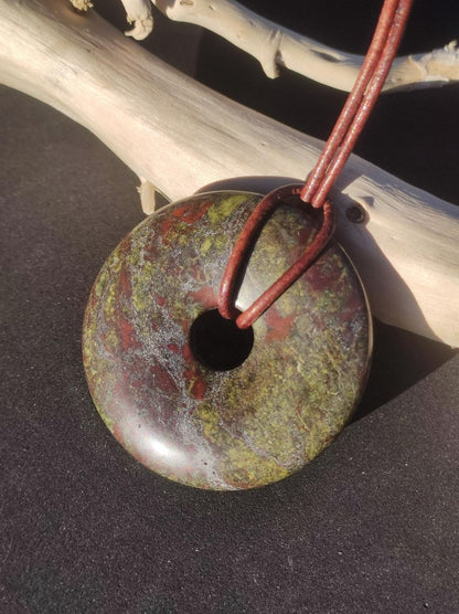 Drachenblut / Drachenjaspis / Epidot Quarz ~ Edelstein Kette ~HIPPIE ~GOA ~Boho ~Tibet ~Ethno ~Nature ~Donut ~Schutzsymbol ~Heilstein - Art of Nature Berlin