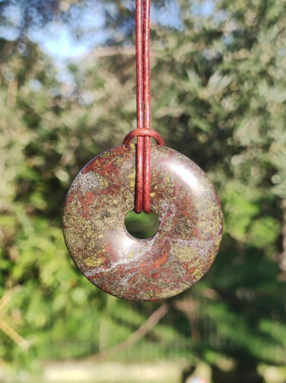 Drachenblut / Drachenjaspis / Epidot Quarz ~ Edelstein Kette ~HIPPIE ~GOA ~Boho ~Tibet ~Ethno ~Nature ~Donut ~Schutzsymbol ~Heilstein - Art of Nature Berlin