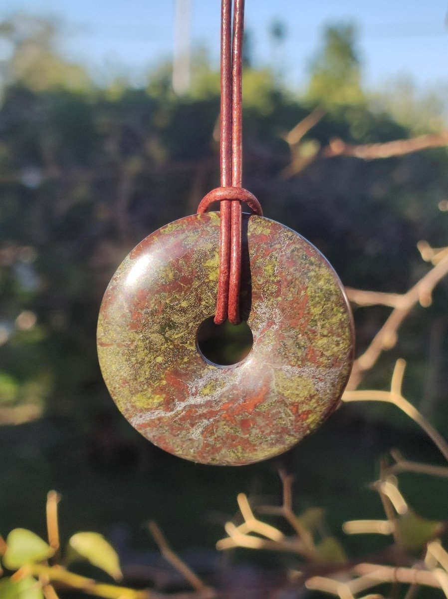 Drachenblut / Drachenjaspis / Epidot Quarz ~ Edelstein Kette ~HIPPIE ~GOA ~Boho ~Tibet ~Ethno ~Nature ~Donut ~Schutzsymbol ~Heilstein - Art of Nature Berlin