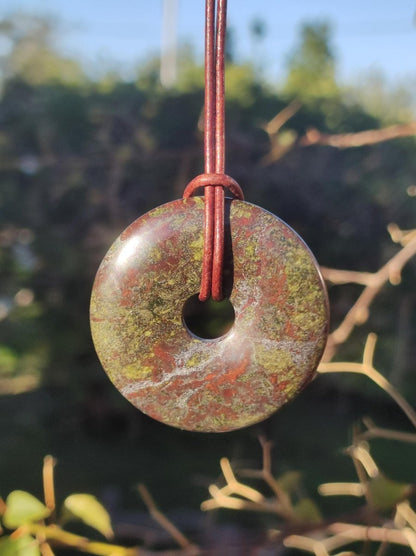 Drachenblut / Drachenjaspis / Epidot Quarz ~ Edelstein Kette ~HIPPIE ~GOA ~Boho ~Tibet ~Ethno ~Nature ~Donut ~Schutzsymbol ~Heilstein - Art of Nature Berlin